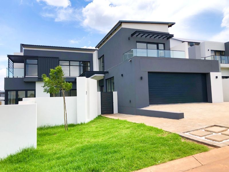 Contemporary 3-Bedroom Home | Entertainment Patio & Spacious Garden | Brand-New Build - Photo 3