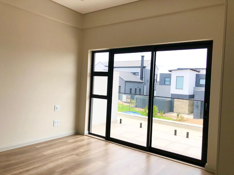 Brand-New Contemporary Family Home with Luxury Finishes, Exceptional Entertaining Spaces & Staff Accommodation - Photo 10