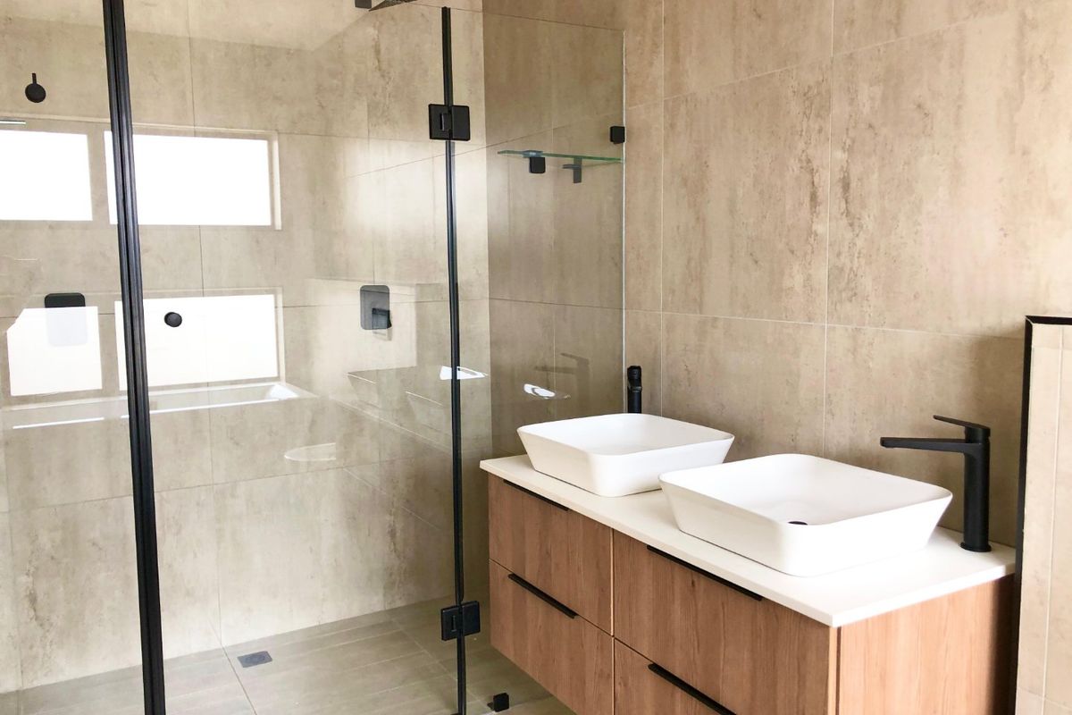 Contemporary 3-Bedroom Home | Entertainment Patio & Spacious Garden | Brand-New Build - Photo 4