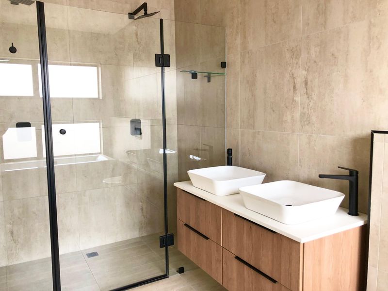 Contemporary 3-Bedroom Home | Entertainment Patio & Spacious Garden | Brand-New Build - Photo 4