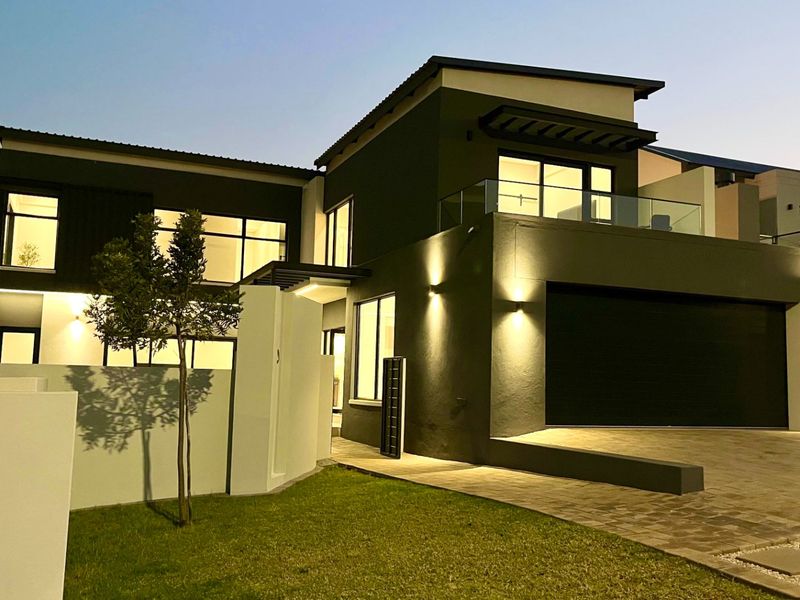 Brand-New Contemporary Family Home with Luxury Finishes, Exceptional Entertaining Spaces & Staff Accommodation - Photo 1