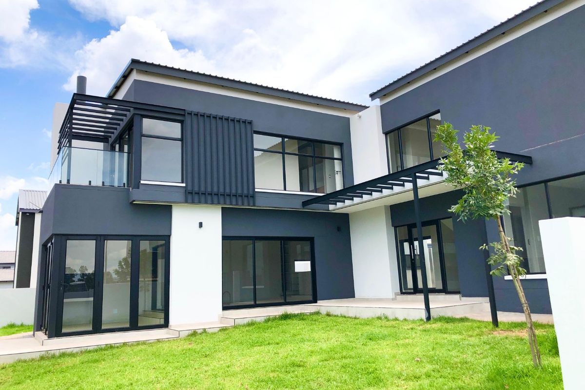Brand-New Contemporary Family Home with Luxury Finishes, Exceptional Entertaining Spaces & Staff Accommodation - Photo 3