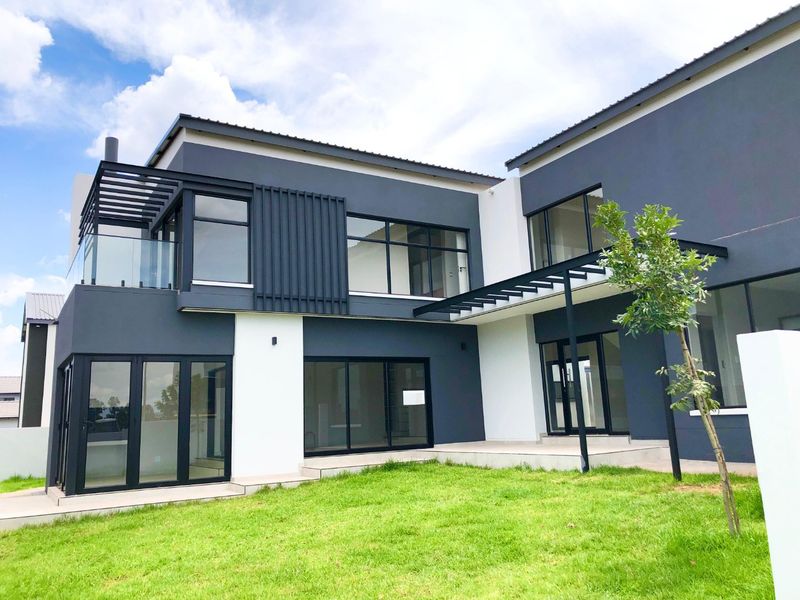 Brand-New Contemporary Family Home with Luxury Finishes, Exceptional Entertaining Spaces & Staff Accommodation - Photo 3