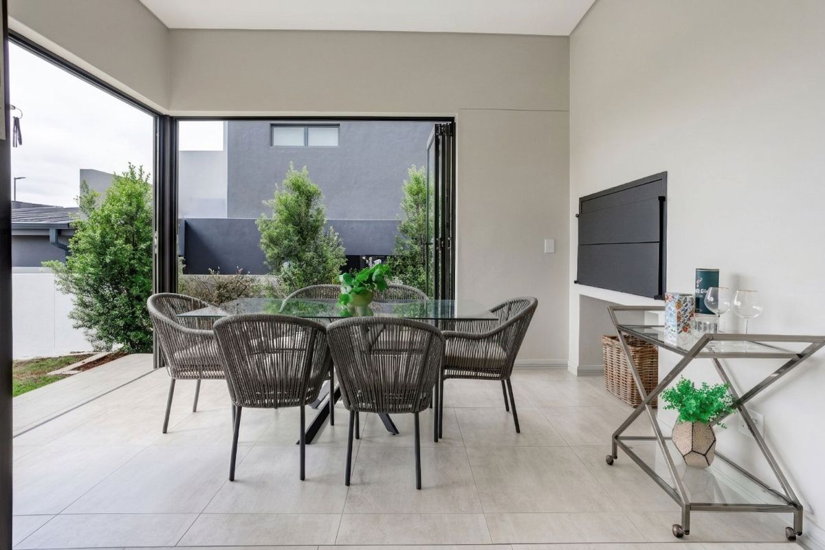 Brand-New Contemporary Family Home with Luxury Finishes, Exceptional Entertaining Spaces & Staff Accommodation - Photo 4