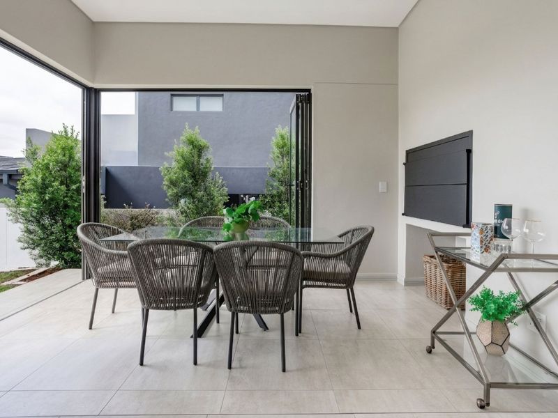 Brand-New Contemporary Family Home with Luxury Finishes, Exceptional Entertaining Spaces & Staff Accommodation - Photo 4
