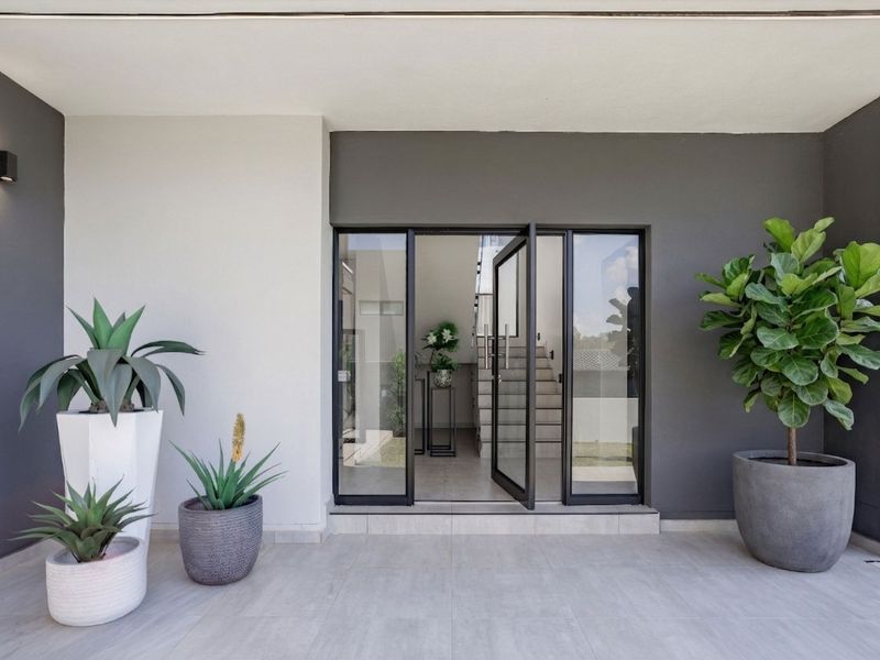 Brand-New Contemporary Family Home with Luxury Finishes, Exceptional Entertaining Spaces & Staff Accommodation - Photo 7