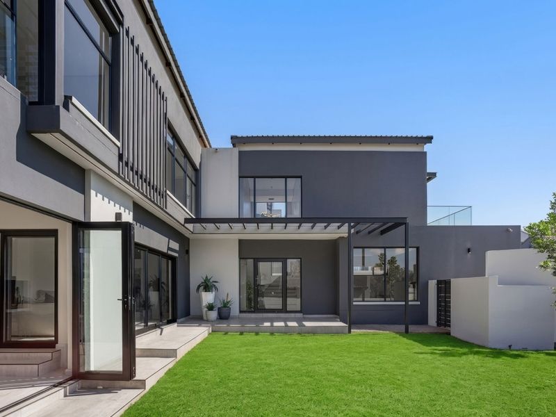 Contemporary Signature Home with Luxury Finishes, Exceptional Entertaining Spaces & Staff Accommodation - Photo 5