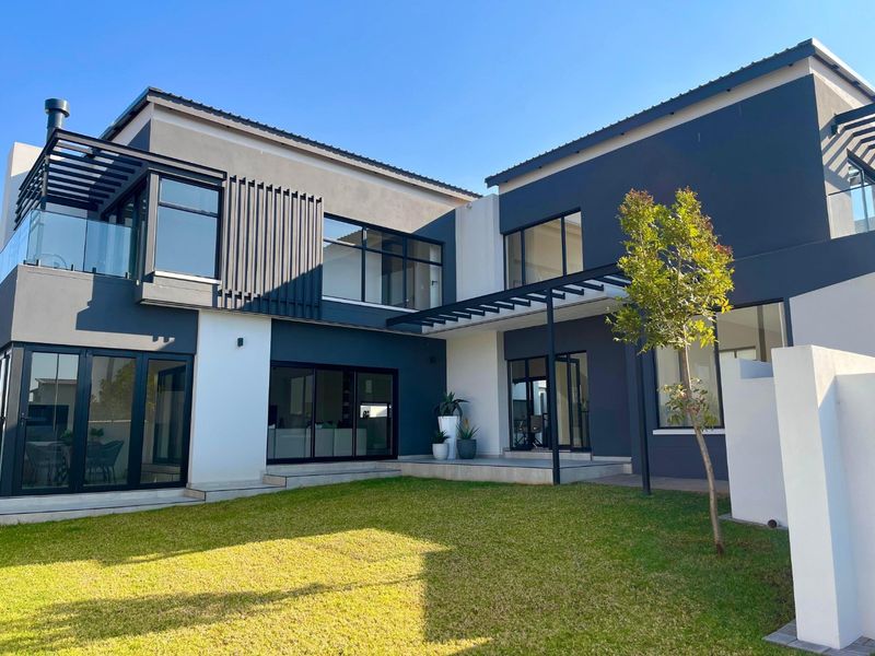 Contemporary Signature Home with Luxury Finishes, Exceptional Entertaining Spaces & Staff Accommodation - Photo 1