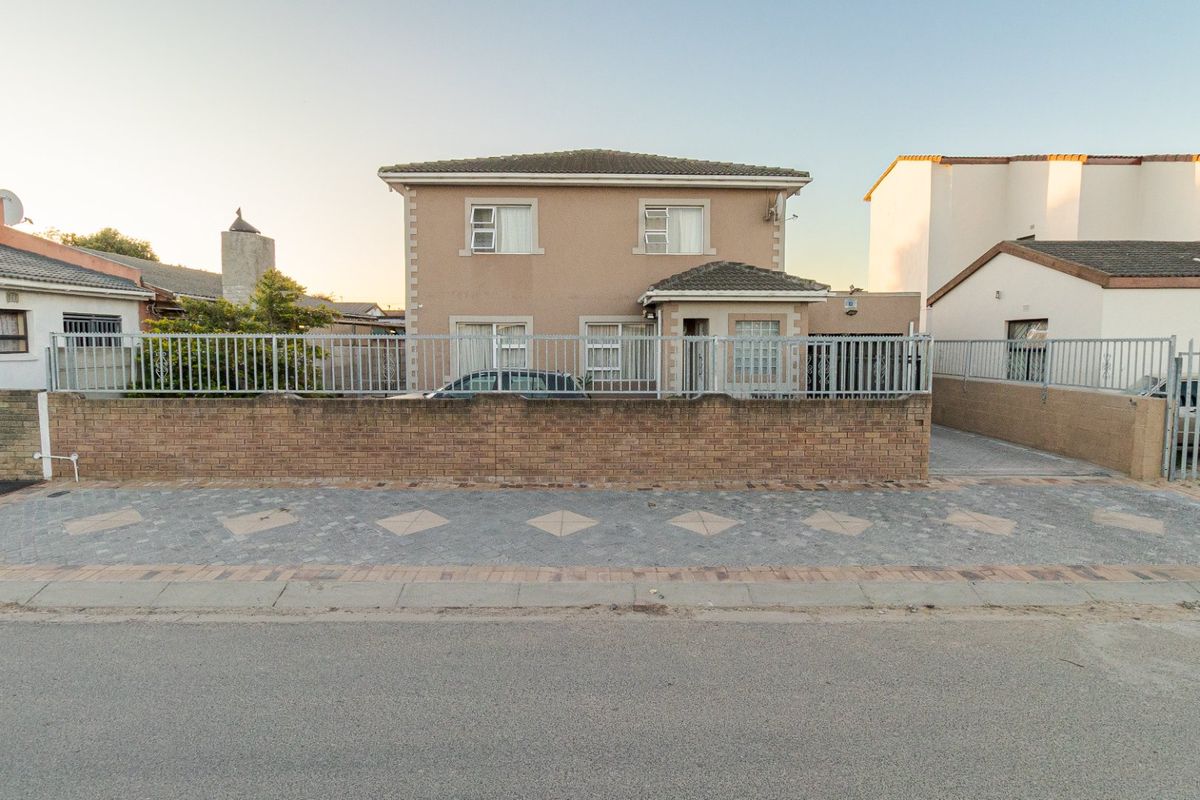 Spacious Family Home with Entertainment Flair in Devon Park, Eerste River - Photo 3