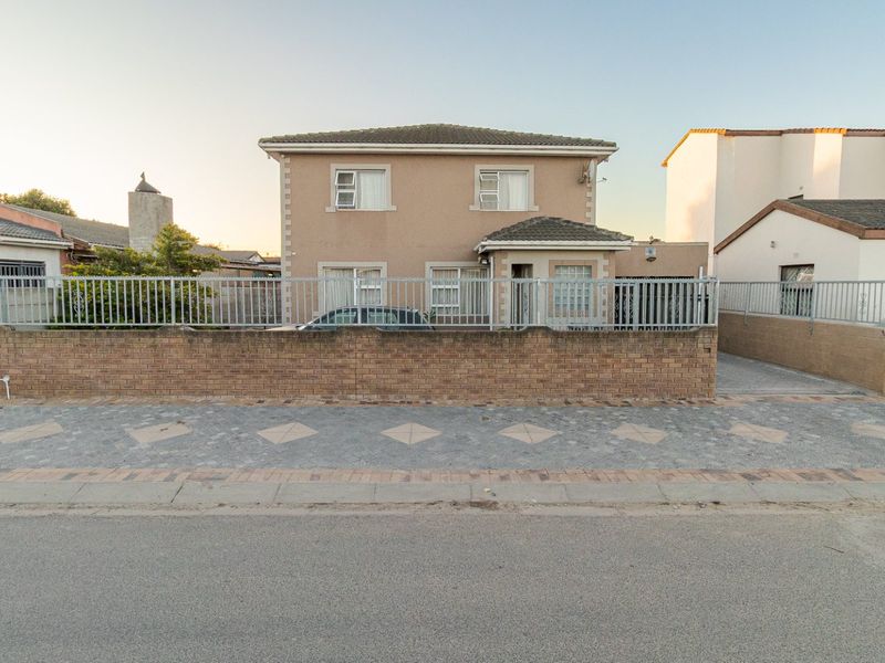 Spacious Family Home with Entertainment Flair in Devon Park, Eerste River - Photo 3