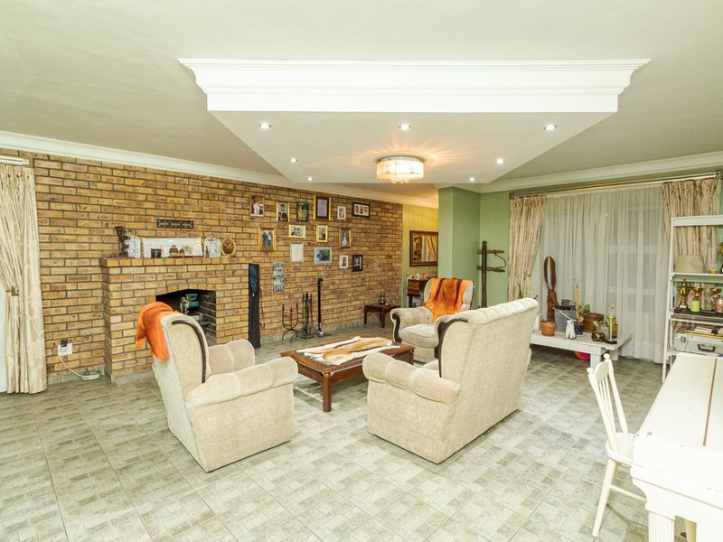 Spacious Family Home with Entertainment Flair in Devon Park, Eerste River - Photo 6