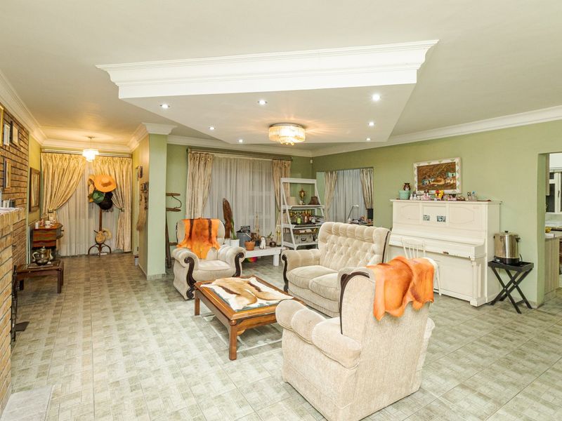 Spacious Family Home with Entertainment Flair in Devon Park, Eerste River - Photo 2