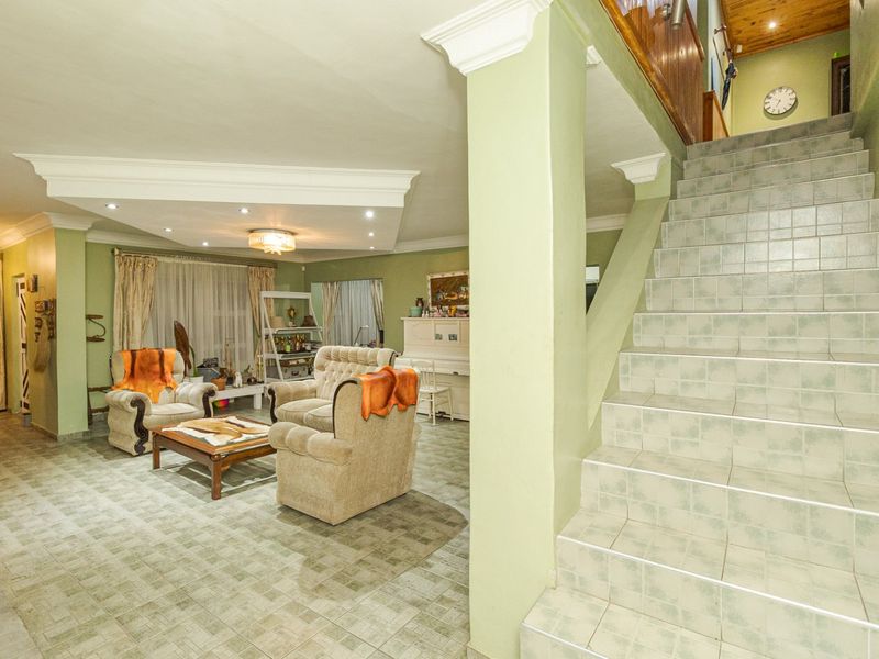 Spacious Family Home with Entertainment Flair in Devon Park, Eerste River - Photo 5