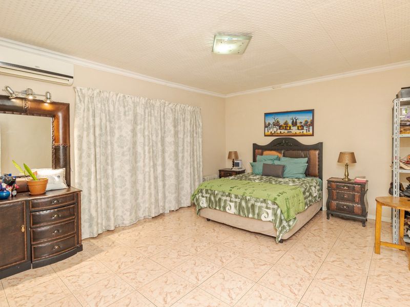 Spacious Family Home with Entertainment Flair in Devon Park, Eerste River - Photo 10