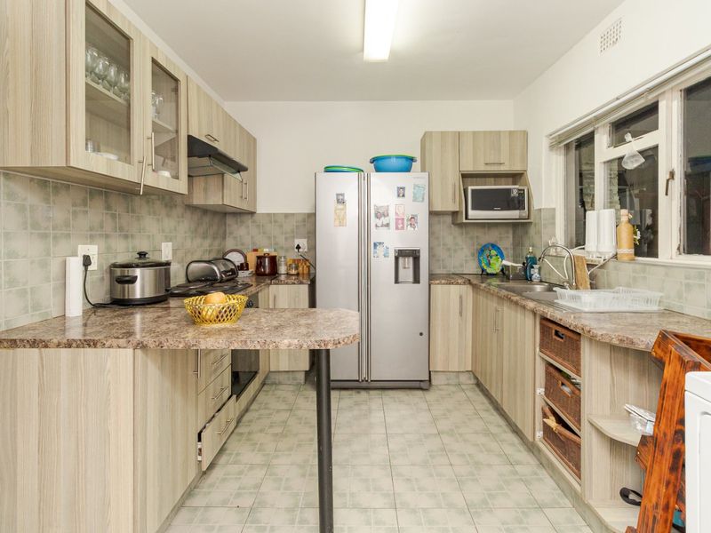 Spacious Family Home with Entertainment Flair in Devon Park, Eerste River - Photo 7