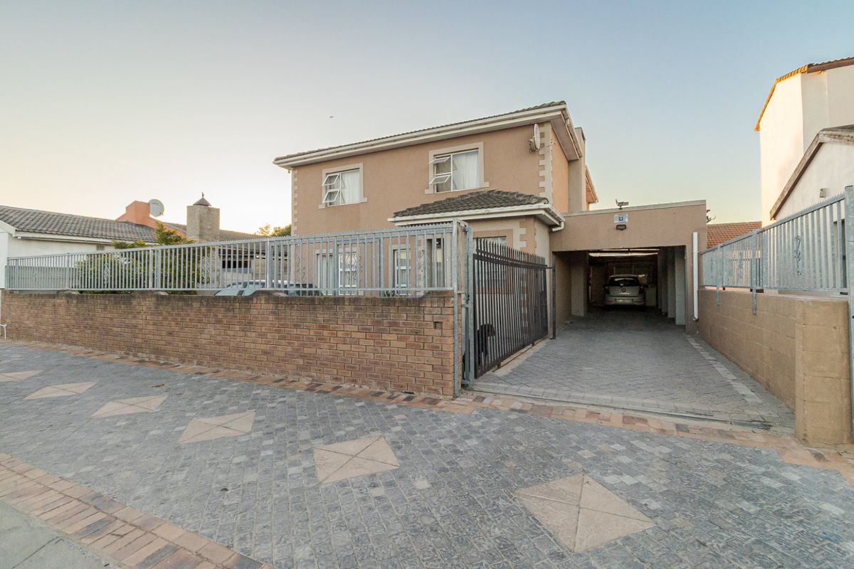 Spacious Family Home with Entertainment Flair in Devon Park, Eerste River - Photo 4