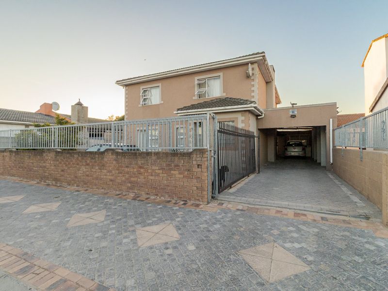 Spacious Family Home with Entertainment Flair in Devon Park, Eerste River - Photo 4