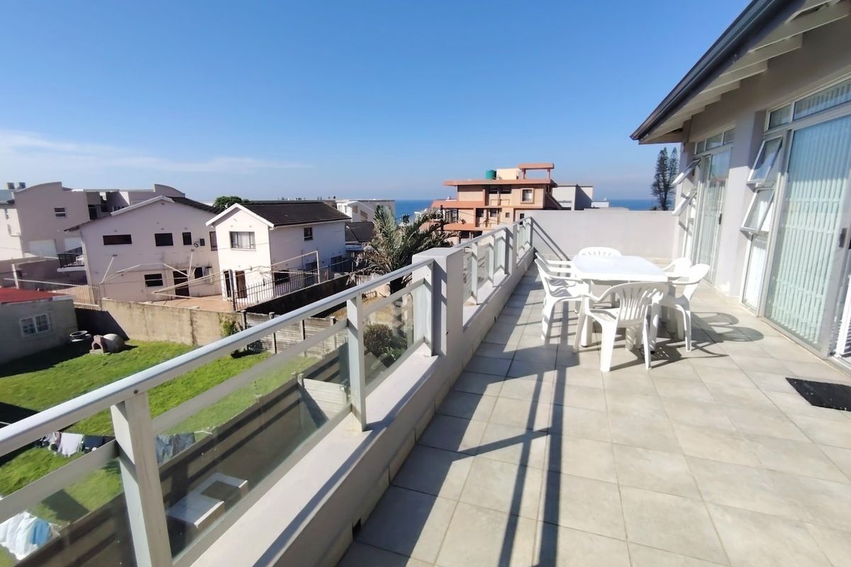 Top floor unit with gorgeous sea views and walking distance to the beach.  - Photo 4