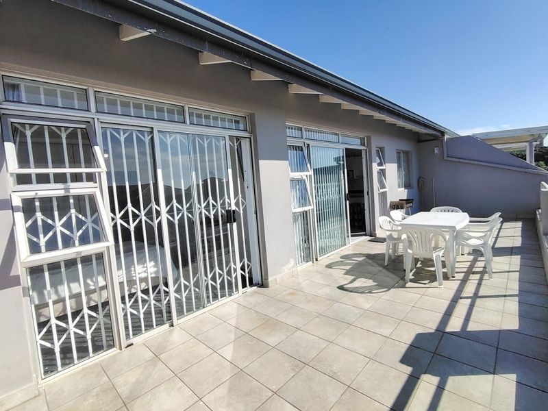 Top floor unit with gorgeous sea views and walking distance to the beach.  - Photo 3