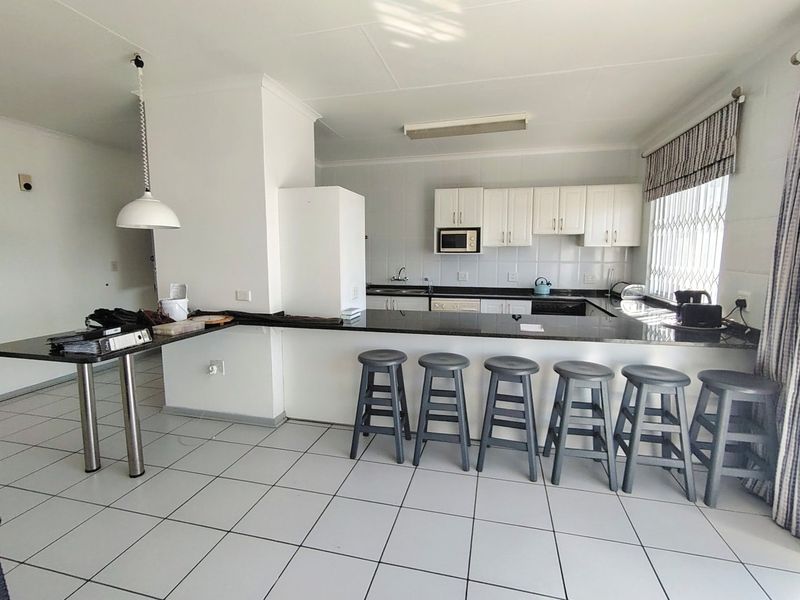 Top floor unit with gorgeous sea views and walking distance to the beach.  - Photo 7