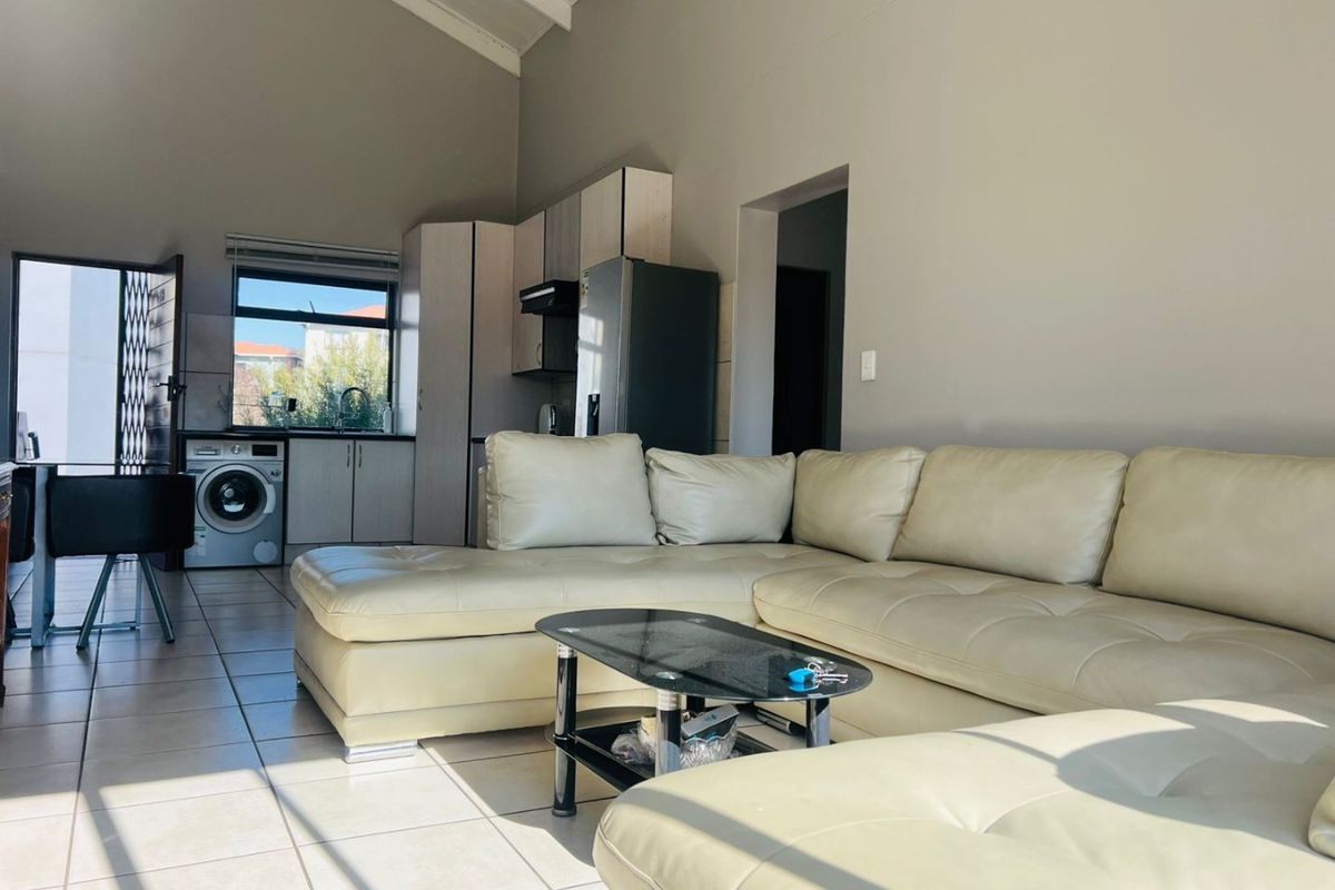 2 Bed | 1 Bath | Top Floor Unit with Views – 72m2 - Photo 3