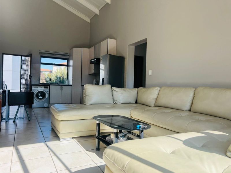 2 Bed | 1 Bath | Top Floor Unit with Views – 72m2 - Photo 3