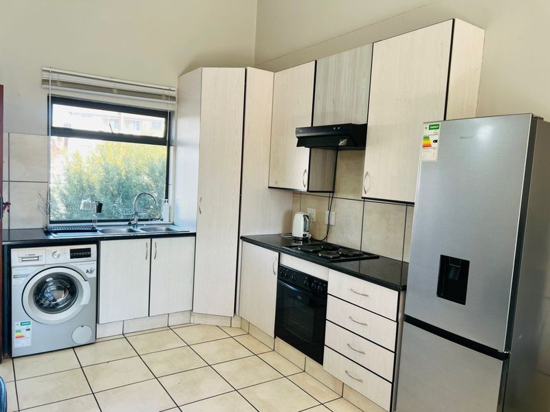 2 Bed | 1 Bath | Top Floor Unit with Views – 72m2 - Photo 1