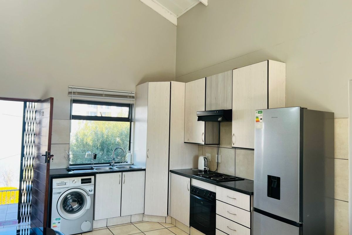 2 Bed | 1 Bath | Top Floor Unit with Views – 72m2 - Photo 2