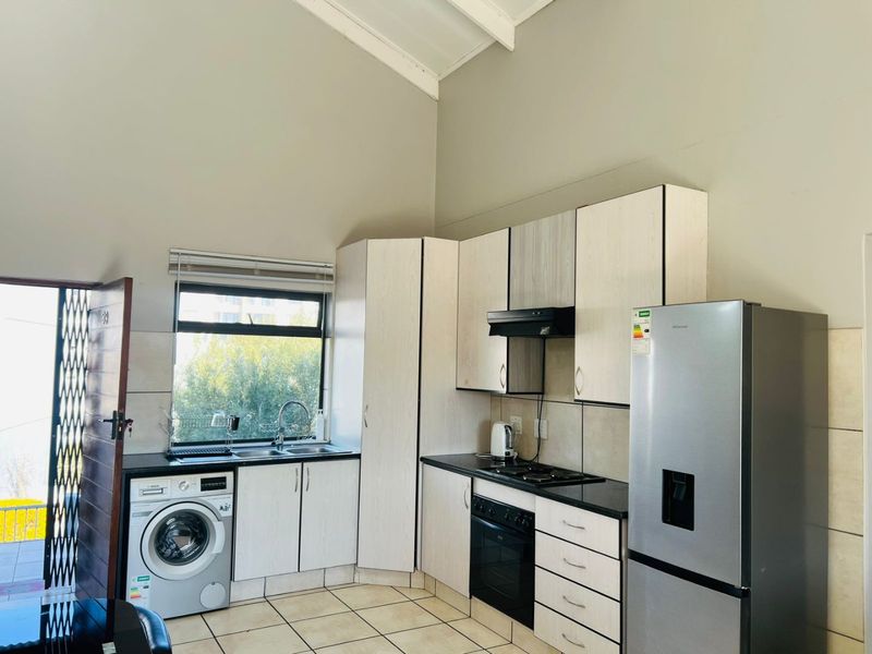 2 Bed | 1 Bath | Top Floor Unit with Views – 72m2 - Photo 2