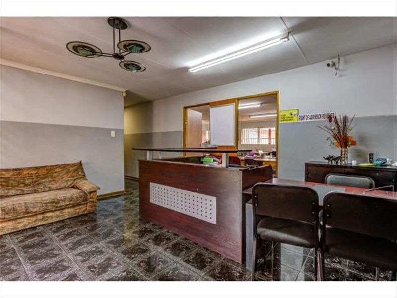 Versatile Single-Storey Commercial Property with Ample Parking - Photo 2