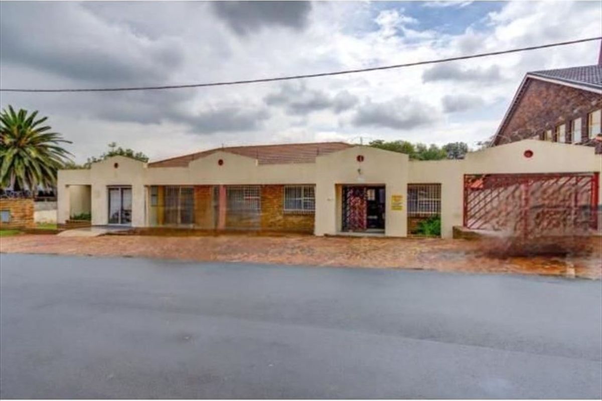 Versatile Single-Storey Commercial Property with Ample Parking - Photo 4