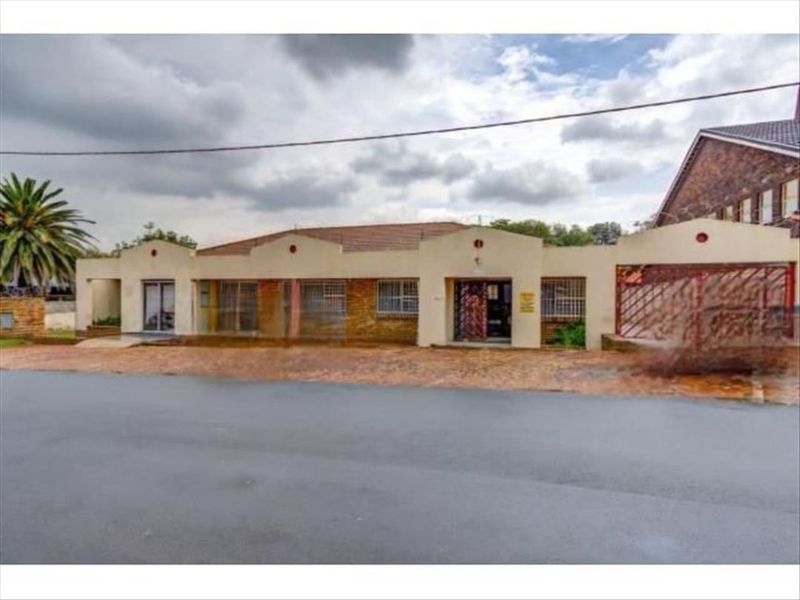 Versatile Single-Storey Commercial Property with Ample Parking - Photo 4