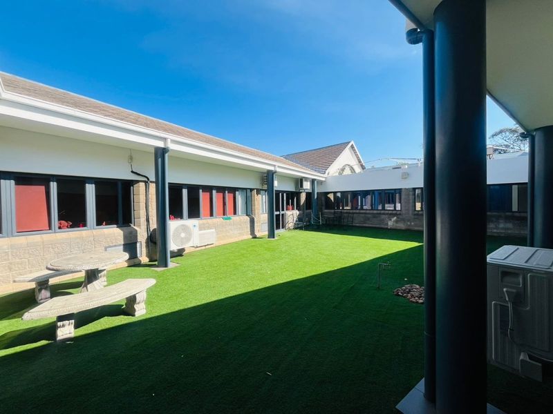 Prime 1,610m2 standalone single-storey building in Woodmead Office Park - Photo 7