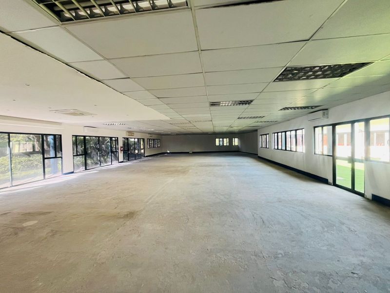 Prime 1,610m2 standalone single-storey building in Woodmead Office Park - Photo 10