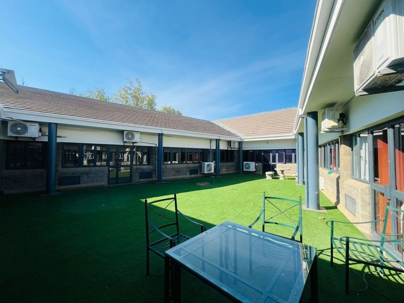 Prime 1,610m2 standalone single-storey building in Woodmead Office Park - Photo 6