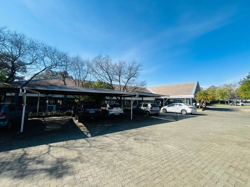 Prime 1,610m2 standalone single-storey building in Woodmead Office Park - Photo 8
