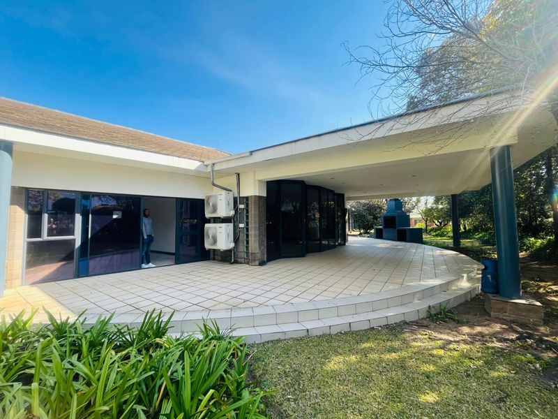 Prime 1,610m2 standalone single-storey building in Woodmead Office Park - Photo 9