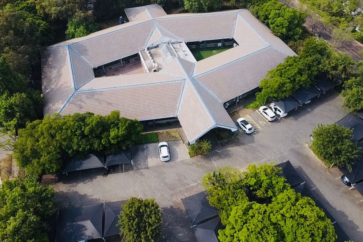 Prime 1,610m2 standalone single-storey building in Woodmead Office Park - Photo 4