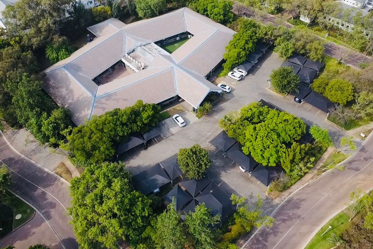 Prime 1,610m2 standalone single-storey building in Woodmead Office Park - Photo 2