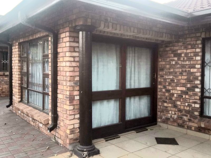 Stunning Facebrick Family Home – Spacious and Secure! - Photo 3