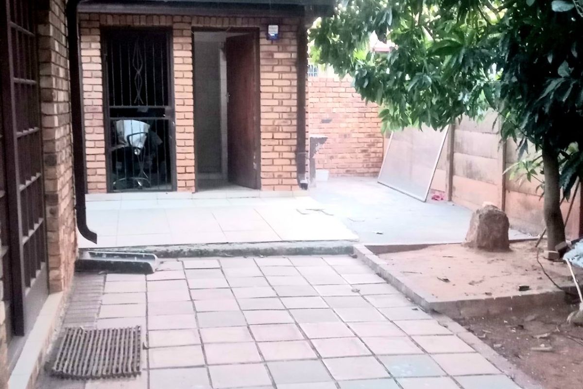 Stunning Facebrick Family Home – Spacious and Secure! - Photo 2