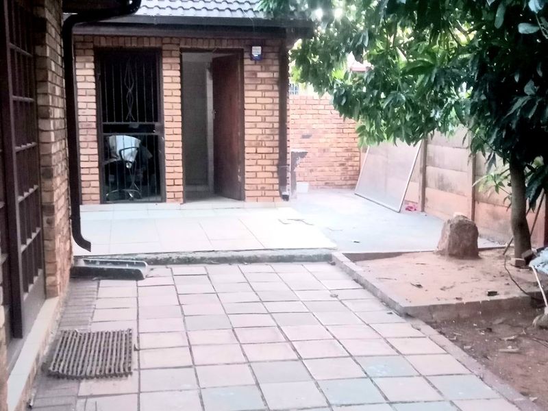 Stunning Facebrick Family Home – Spacious and Secure! - Photo 2