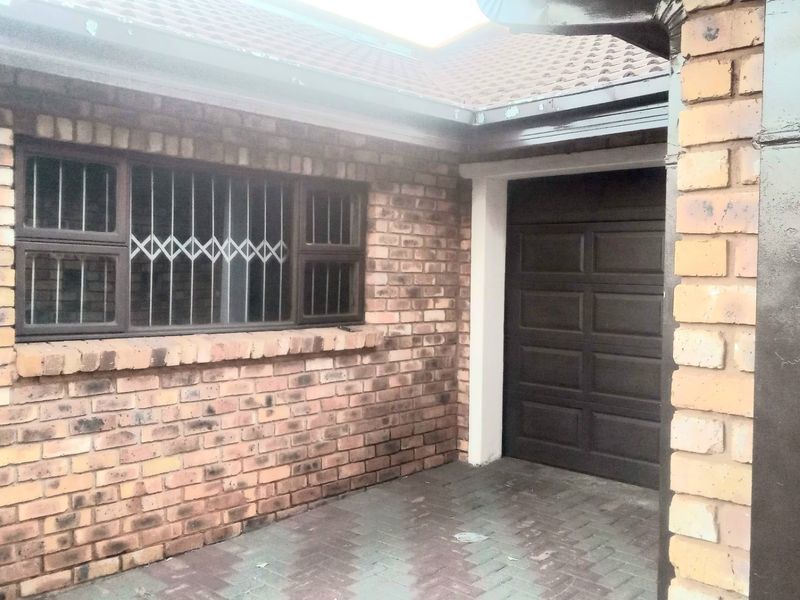 Stunning Facebrick Family Home – Spacious and Secure! - Photo 7