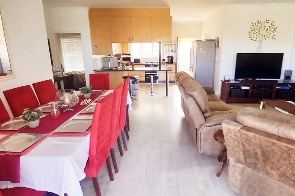 Immaculate 4-Bedroom Home Near Vaal Marina Waterfront - Photo 4