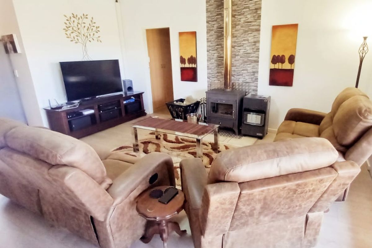 Immaculate 4-Bedroom Home Near Vaal Marina Waterfront - Photo 3