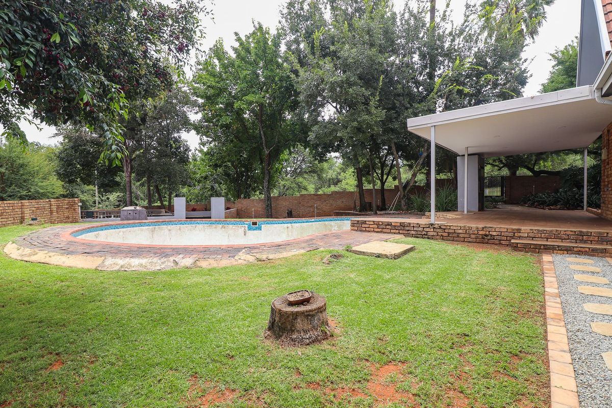 UPMARKET 4 BEDROOM HOUSE IN EXCLUSIVE AREA  - Photo 3