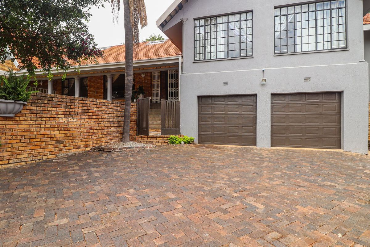 UPMARKET 4 BEDROOM HOUSE IN EXCLUSIVE AREA  - Photo 2