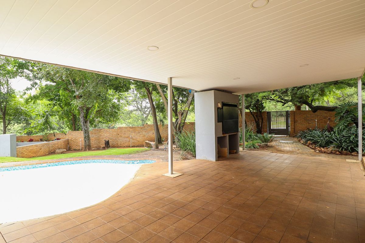 UPMARKET 4 BEDROOM HOUSE IN EXCLUSIVE AREA  - Photo 4