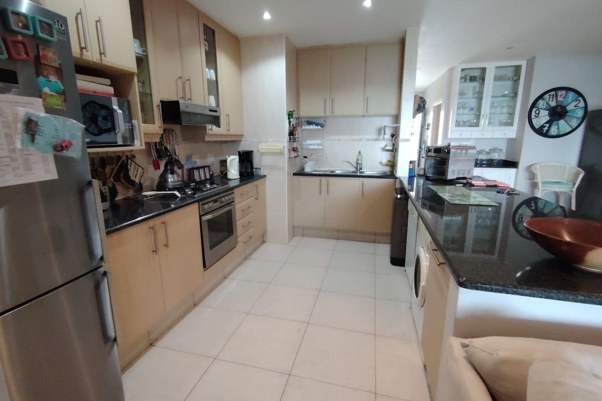 Seaside Luxury Awaits – 4-Bedroom Apartment, South Coast KZN - Photo 4