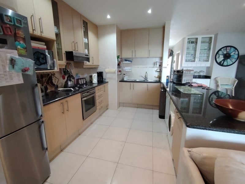 Seaside Luxury Awaits – 4-Bedroom Apartment, South Coast KZN - Photo 4